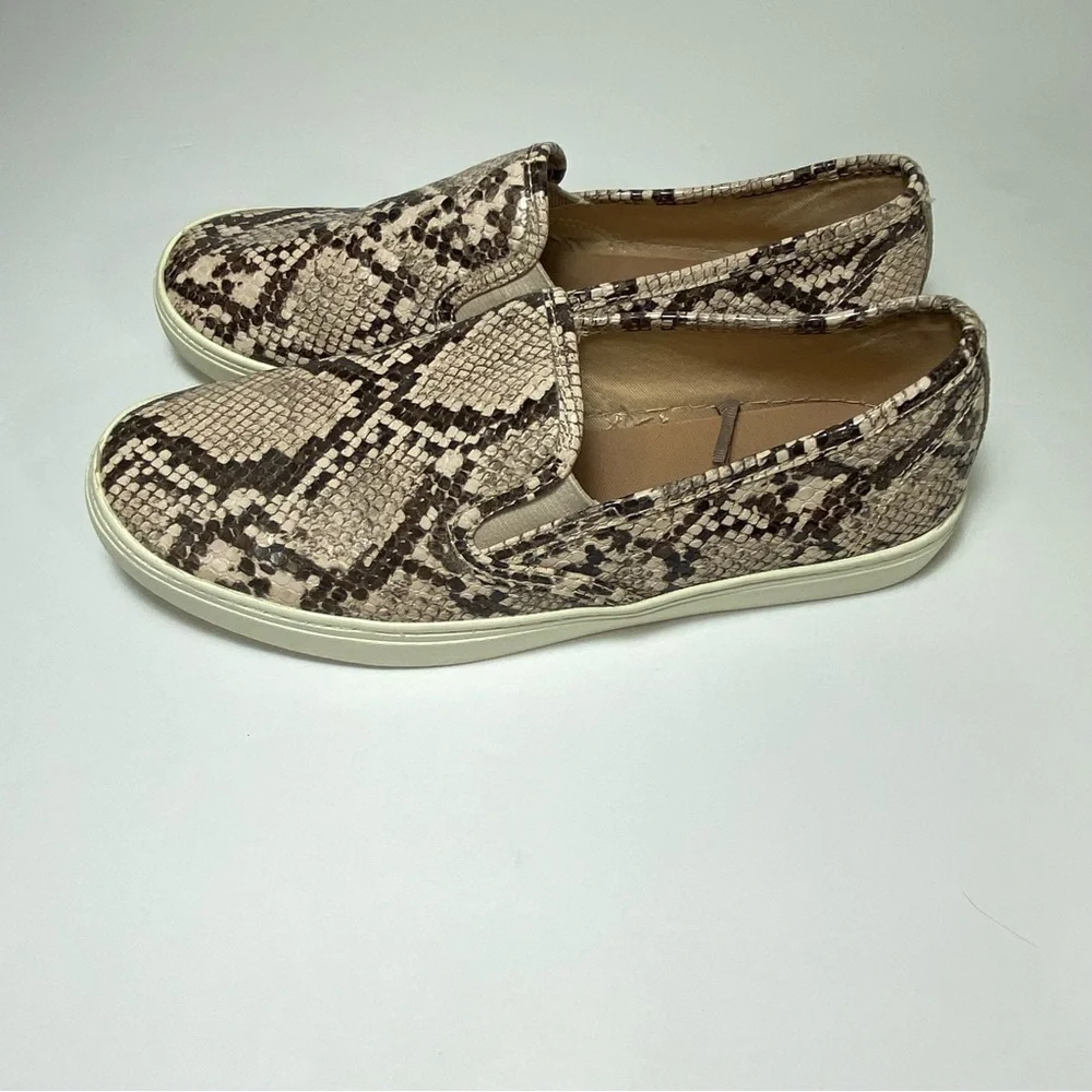 𝅺OLD Navy Women's Slip On Loafer sneakers Size 6